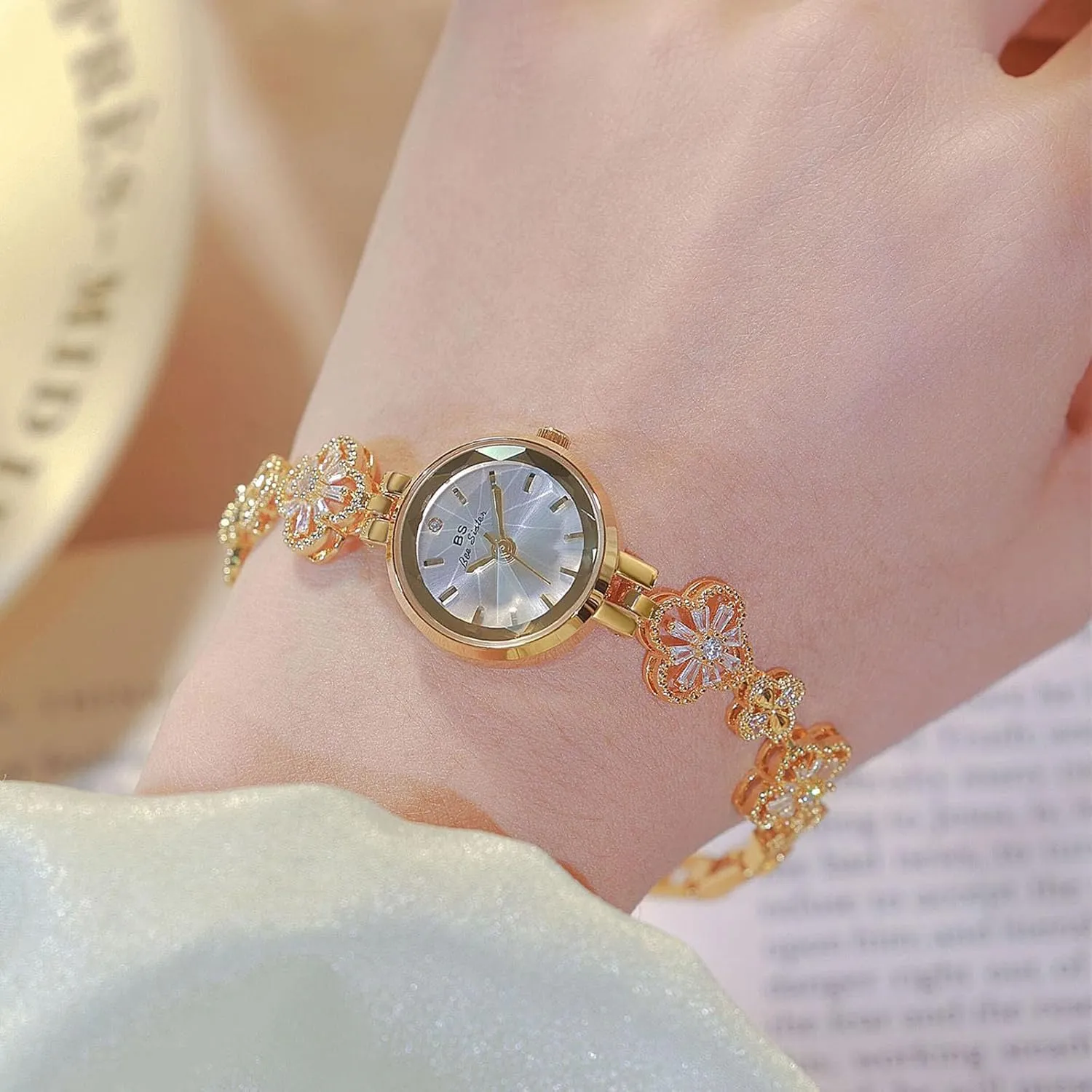 Leaf Clover Bracelet Watch for Women Vintage Dress Watches canoes duty Lightweight Round Dial Quartz Wristwatch Bracelet Adjustment Tool Included Exquisite Gold Hollow Four 